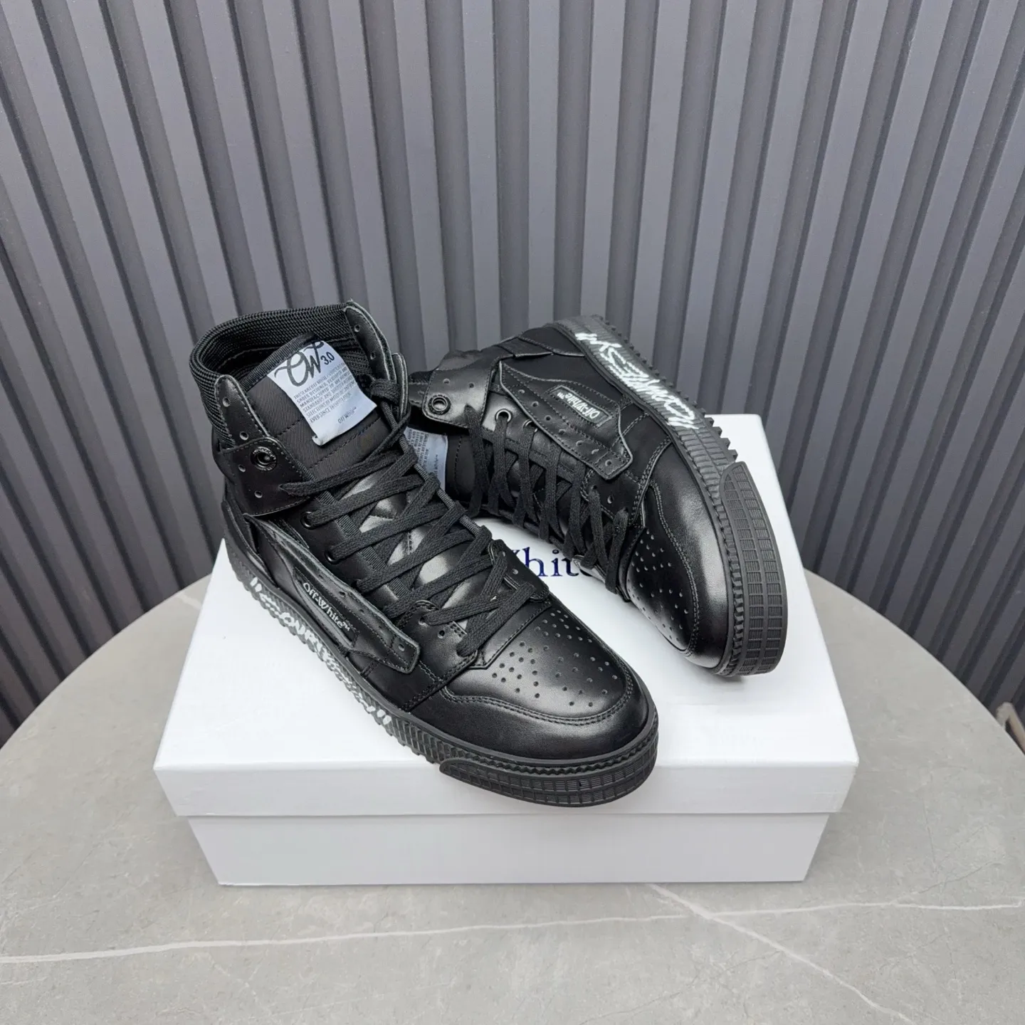 [OFF WHITE] P: 740💰Couple model👫, Size: Female 35-40. Male 39-44 (45.46 customized) High-quality version👊 "Out of office" series original molding, original lasting, production process 1:1 original ➰OFF GRAY WHITE OW ➰ First-layer cowhide, imported skin-friendly and environmentally friendly polyester mesh, original molding, high elasticity and environmentally friendly molding pad Made with the original lasting process. The original molded rubber outsole (never yellows and deforms) has a super correct shape, bright color and strong three-dimensional effect👍. Packaging💯Full set of packaging synchronized with the official website (branded paper, certificate of quality, branded cloth bag)